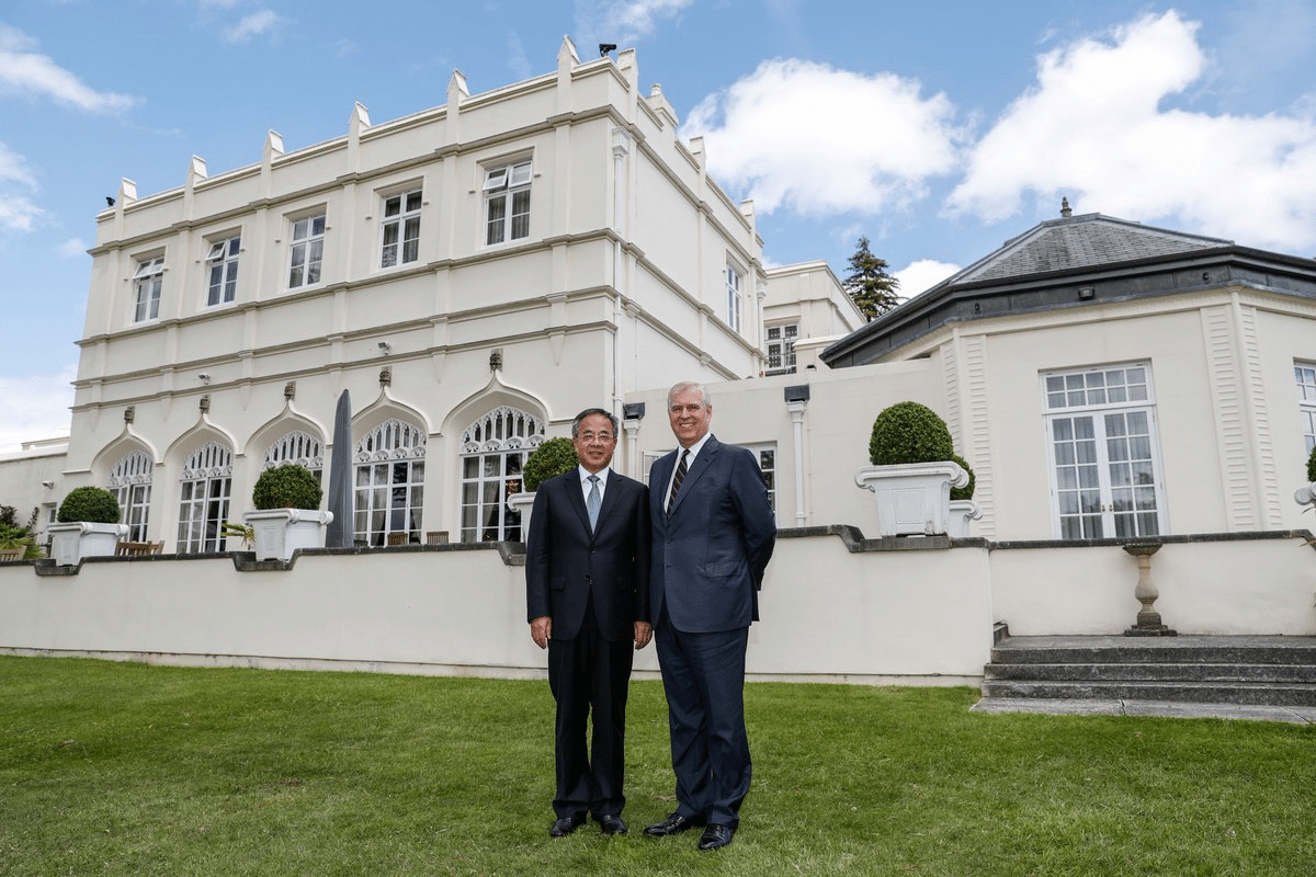 découvrez comment le prince andrew a réussi à trouver une solution pour rester au royal lodge malgré les défis auxquels il fait face. une première analyse des récentes décisions royalistes et de leur impact sur sa vie.