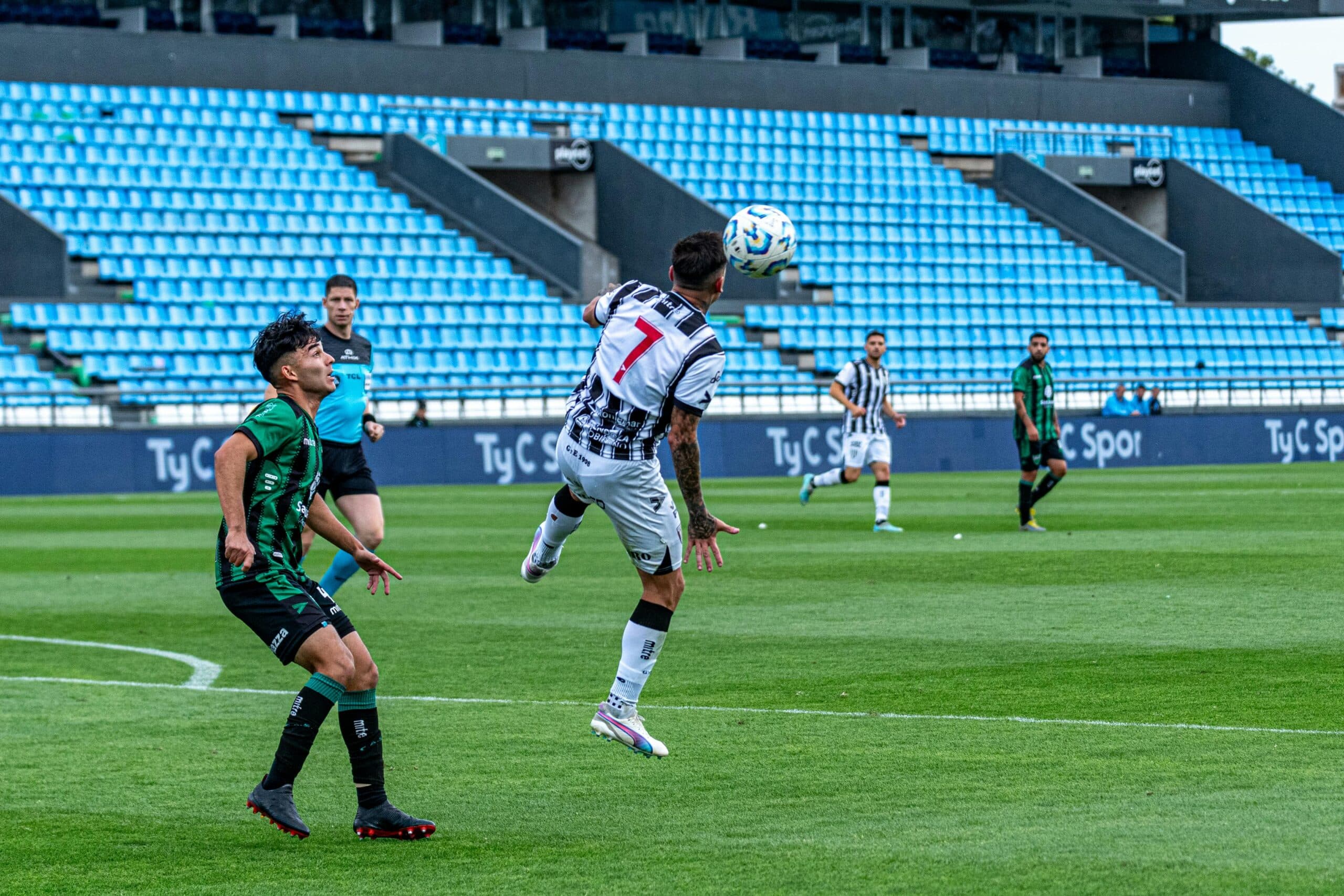 découvrez comment accéder à des matchs de foot gratuits en ligne, les meilleures plateformes pour suivre vos équipes préférées sans débourser un centime, et des astuces pour ne rien manquer des événements sportifs majeurs.