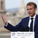 découvrez le moment saisissant où emmanuel macron est interrompu par une journaliste lors d'une conférence de presse. plongez au cœur des échanges qui rythment la politique française et les réactions suscitées par cet incident inattendu.