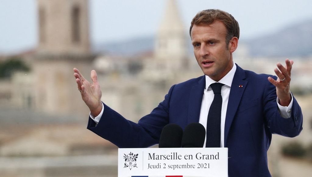 découvrez le moment saisissant où emmanuel macron est interrompu par une journaliste lors d'une conférence de presse. plongez au cœur des échanges qui rythment la politique française et les réactions suscitées par cet incident inattendu.