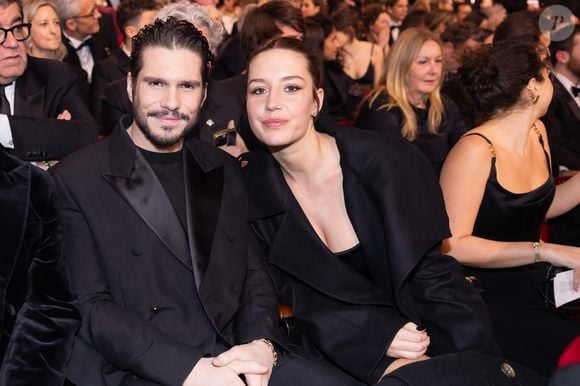 découvrez les détails de l'altercation à cannes impliquant adèle exarchopoulos, ainsi que les réactions et le soutien qu'elle reçoit de la part de ses fans et collègues. plongée dans l'univers de la star et son impact sur la scène cinématographique.