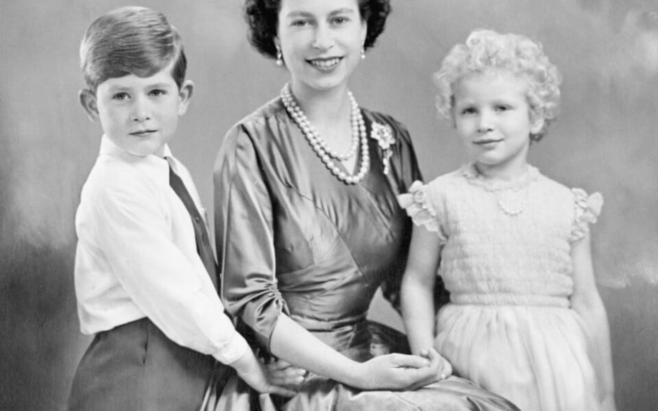 découvrez la relation unique entre charles iii et ses petits-enfants, un aperçu touchant de la vie familiale au sein de la royauté britannique. plongez dans les moments précieux partagés, les traditions familiales, et le rôle affectueux du roi en tant que grand-père.
