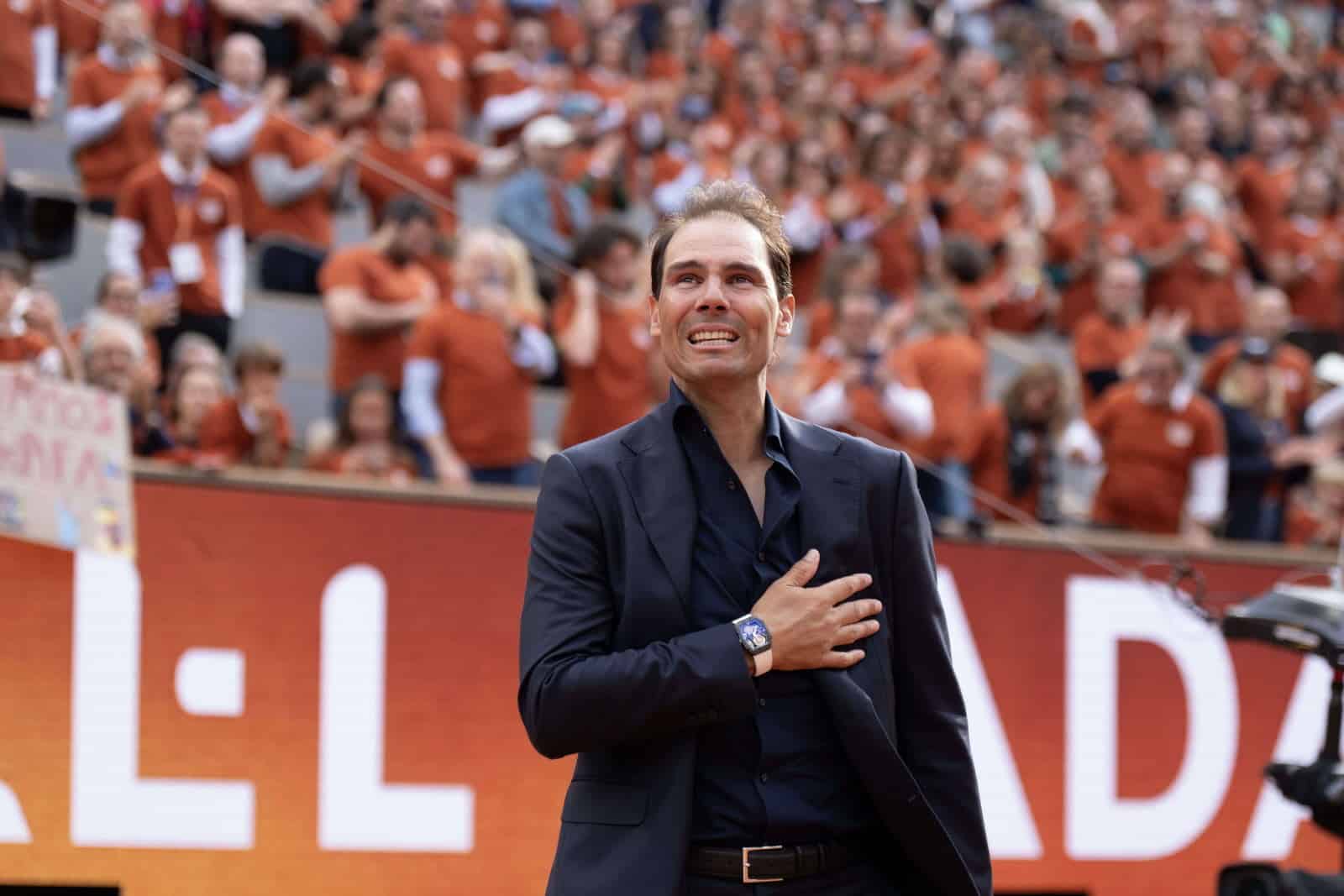 découvrez un hommage ému à rafael nadal lors de roland-garros, mettant en lumière sa carrière exceptionnelle, ses exploits sur le court et son impact indélébile dans le monde du tennis. revivez les moments clés qui ont marqué l'histoire de ce tournoi mythique et témoignez de la passion d'un champion éternel.