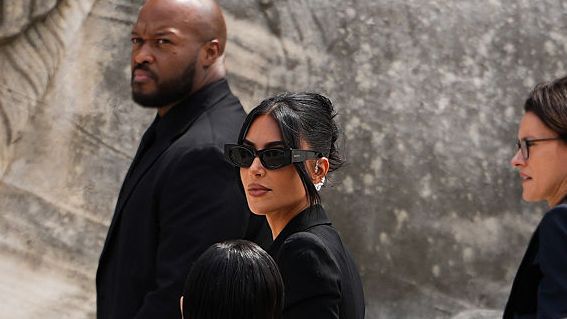 découvrez comment la célèbre famille kardashian exprime sa reconnaissance envers la france lors d'une récente apparition au tribunal. plongez dans les détails de cet événement marquant qui allie glamour et enjeux juridiques.