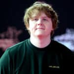 découvrez le retour tant attendu de lewis capaldi, un artiste talentueux qui émeut avec sa voix et ses paroles poignantes. plongez dans son univers musical et ses nouvelles créations qui promettent d'émouvoir ses nombreux fans.