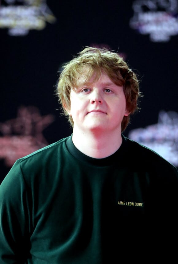 découvrez le retour tant attendu de lewis capaldi, un artiste talentueux qui émeut avec sa voix et ses paroles poignantes. plongez dans son univers musical et ses nouvelles créations qui promettent d'émouvoir ses nombreux fans.