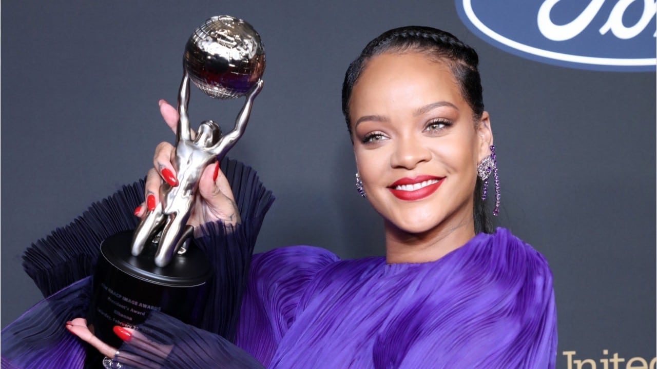la superstar rihanna traverse une période difficile après le décès de son père. découvrez comment elle rend hommage à cet homme qui a joué un rôle essentiel dans sa vie et comment elle surmonte cette perte tragique.