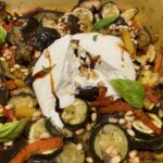 découvrez notre délicieuse burrata accompagnée de légumes glacés, une combinaison raffinée de saveurs et de textures. idéale pour une entrée estivale ou un plat léger, cette recette met en avant la fraîcheur des ingrédients et l'onctuosité de la burrata. régalez vos papilles avec ce plat gourmet!