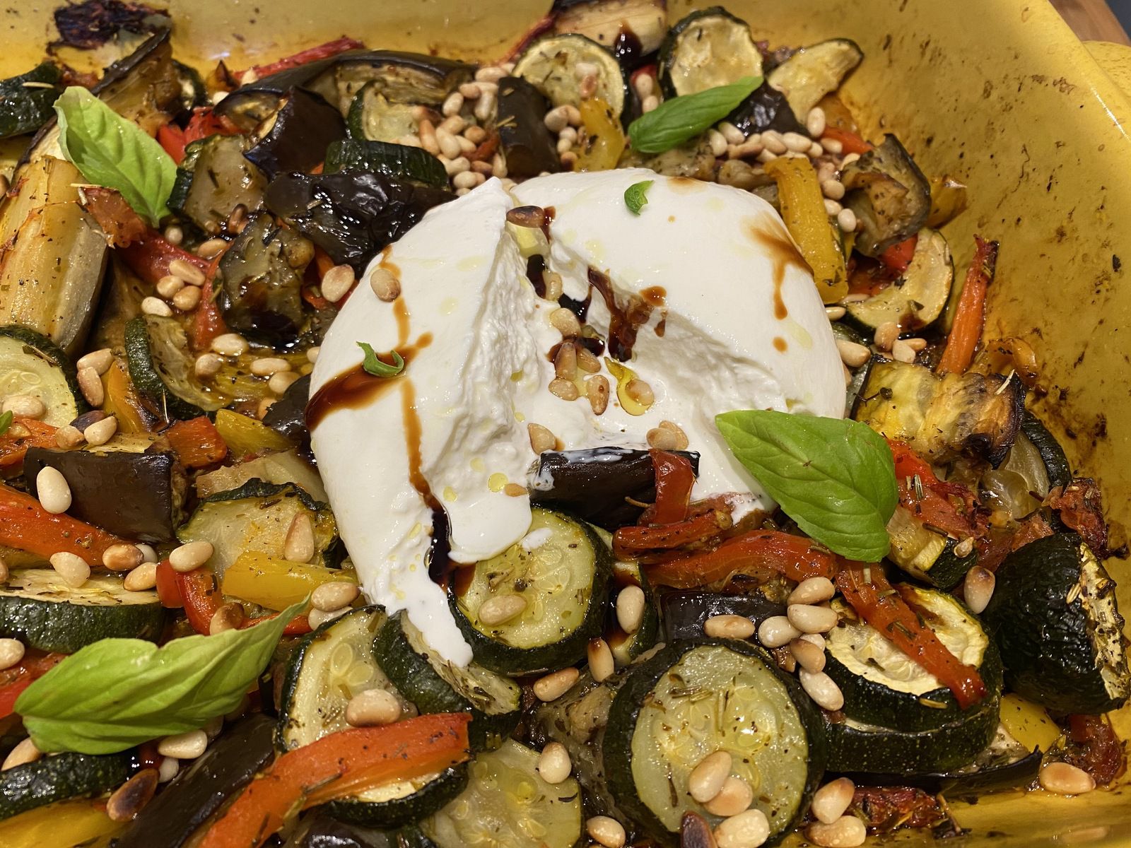 découvrez notre délicieuse burrata accompagnée de légumes glacés, une combinaison raffinée de saveurs et de textures. idéale pour une entrée estivale ou un plat léger, cette recette met en avant la fraîcheur des ingrédients et l'onctuosité de la burrata. régalez vos papilles avec ce plat gourmet!