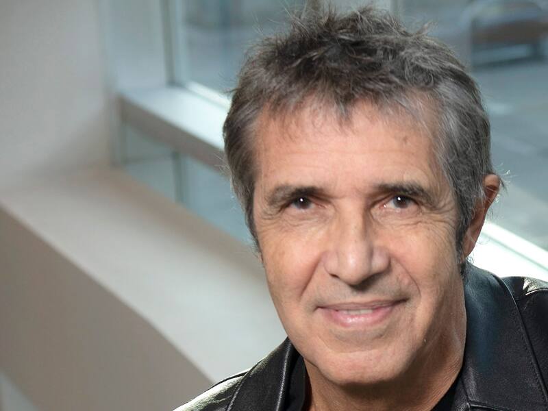 découvrez un hommage émouvant à julien clerc, l'un des artistes les plus emblématiques de la chanson française. revivez ses plus grands succès et plongez dans l'univers poétique de cet artiste à part, dont les mélodies envoûtantes continuent de toucher des générations entières.