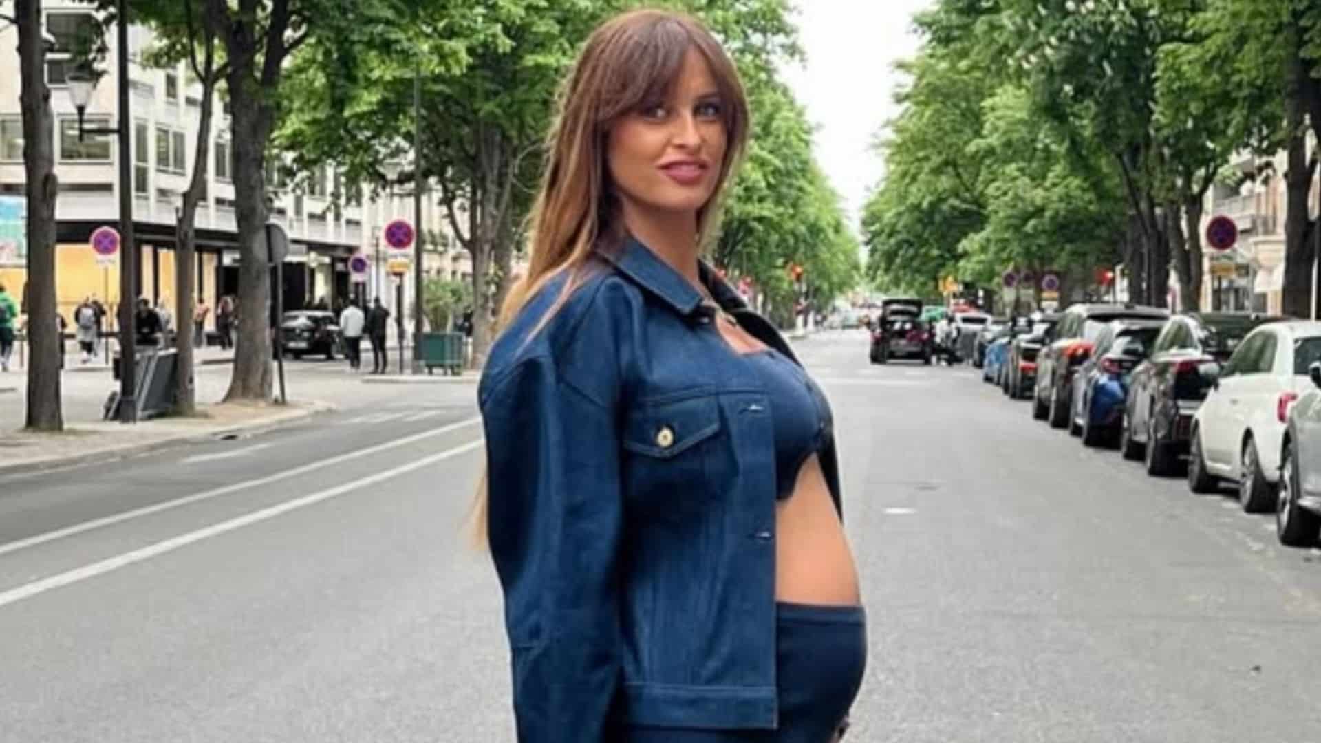 découvrez l'univers de malika ménard et sa fille, un duo complice mettant en avant leur relation mère-fille à travers des moments tendres et des expériences partagées. suivez leur aventure au quotidien et laissez-vous inspirer par leur parcours.