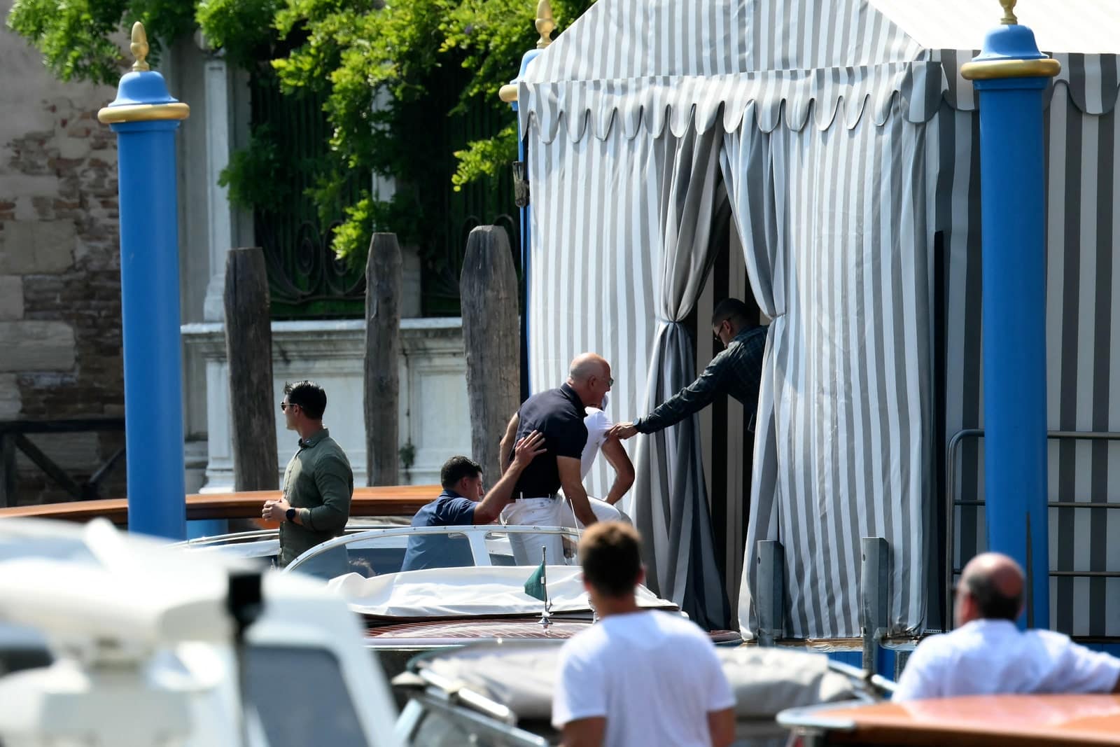 découvrez le mariage extravagant de jeff bezos et de lauren sánchez à venise. plongez dans l'univers glamour de cet événement unique, entre romance, luxe et l'élégance de la cité des doges.