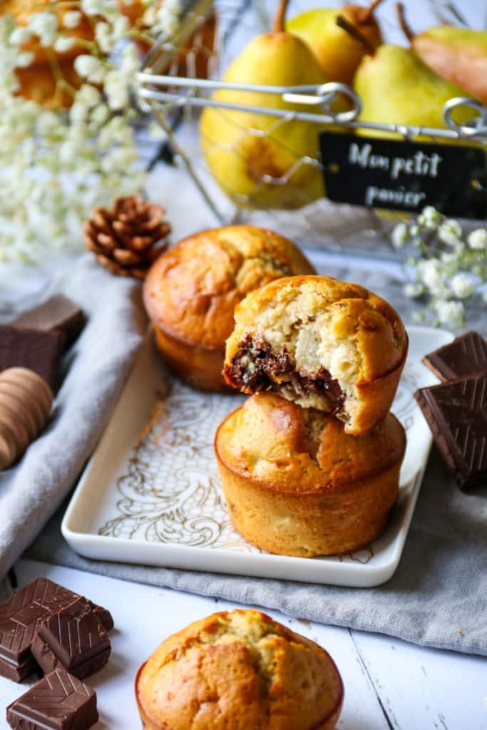 découvrez notre recette de muffins poire chocolat allégés, alliant la douceur des poires à la richesse du chocolat, pour un plaisir gourmand et léger. parfait pour le goûter ou un dessert santé !