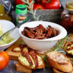 découvrez comment préparer des tomates séchées maison avec des ingrédients simples et des étapes faciles. transformez vos tomates fraîches en délicieuses en-cas ou garnitures pour vos plats, tout en préservant leurs saveurs ensoleillées.