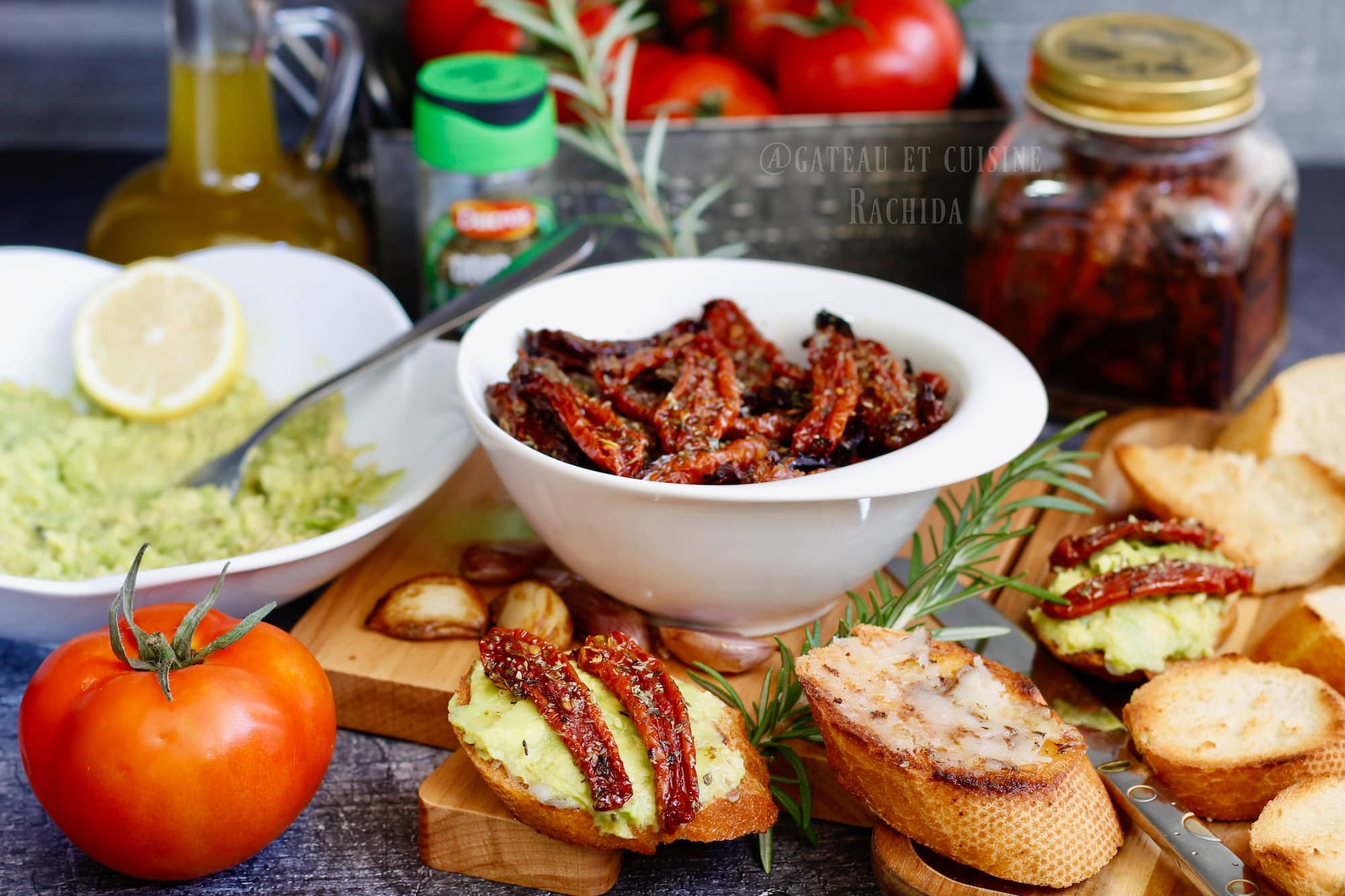 découvrez comment préparer des tomates séchées maison avec des ingrédients simples et des étapes faciles. transformez vos tomates fraîches en délicieuses en-cas ou garnitures pour vos plats, tout en préservant leurs saveurs ensoleillées.
