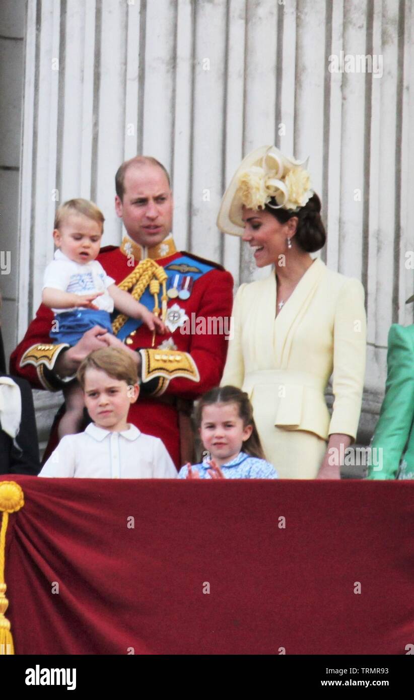 découvrez les dernières images et nouvelles du prince louis et de kate middleton lors de leur récente apparition à buckingham. plongez dans l'univers royal et suivez les moments marquants de cette sortie mémorable.