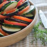 découvrez le tian provençal, un plat traditionnel du sud de la france alliant légumes savoureux, herbes aromatiques et huile d'olive, parfait pour sublimer vos repas estivaux avec une touche méditerranéenne.