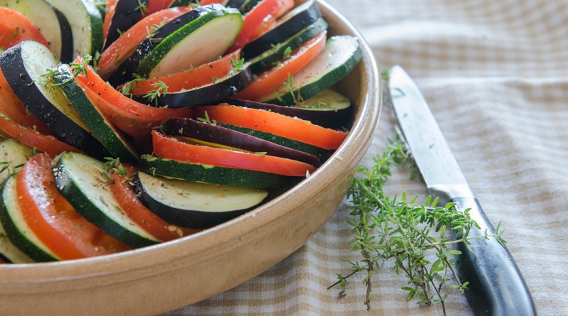 découvrez le tian provençal, un plat traditionnel du sud de la france alliant légumes savoureux, herbes aromatiques et huile d'olive, parfait pour sublimer vos repas estivaux avec une touche méditerranéenne.