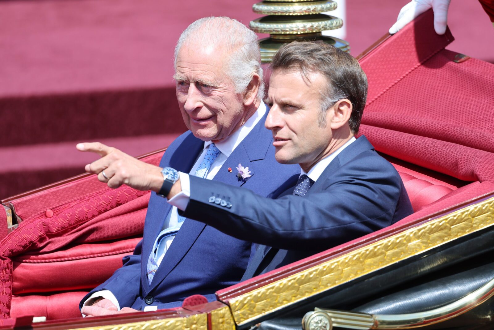découvrez le cadeau unique offert par charles iii à un célèbre rockeur, alliant la royauté à la passion de la musique. une histoire fascinante qui célèbre la rencontre des mondes royal et musical.