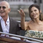 découvrez notre critique approfondie du mariage entre jeff bezos et lauren sanchez, explorant les dynamiques de leur relation, l'impact médiatique et les enjeux sociaux qui en découlent. plongez dans les détails de cette union intrigante et ses implications dans le monde des affaires et de la célébrité.