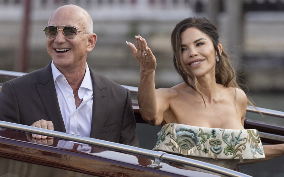 découvrez notre critique approfondie du mariage entre jeff bezos et lauren sanchez, explorant les dynamiques de leur relation, l'impact médiatique et les enjeux sociaux qui en découlent. plongez dans les détails de cette union intrigante et ses implications dans le monde des affaires et de la célébrité.