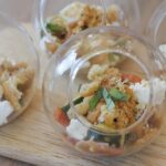 découvrez notre recette de crumble salé d'été, un plat léger et savoureux qui met en valeur les légumes de saison. parfait pour un repas convivial, ce crumble croustillant ravira vos papilles avec ses arômes estivaux.