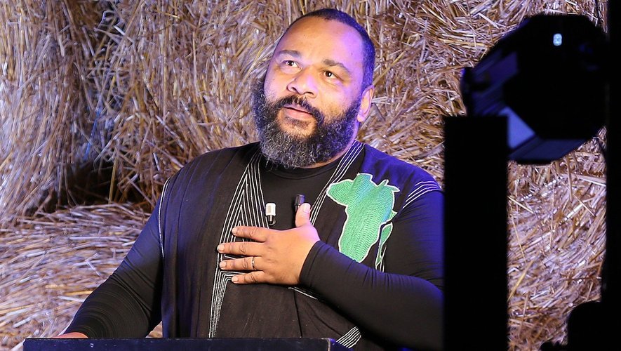 découvrez les détails de l'arrestation de dieudonné lors de son spectacle, un événement qui suscite de vives réactions. plongez dans l'ambiance de cette soirée controversée et les retombées médiatiques qui en découle.