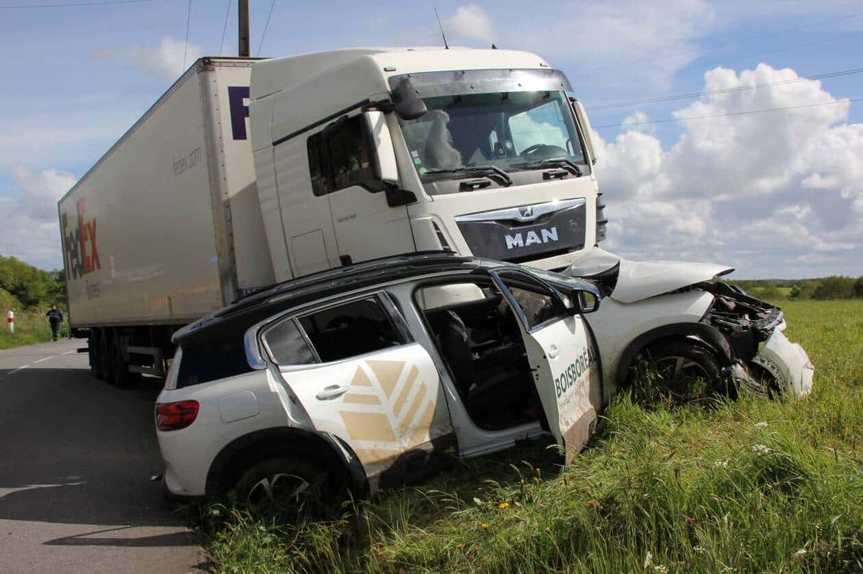 découvrez une histoire poignante où un drame tragique lié à un accident de voiture bouleverse des vies. plongez dans les conséquences émotionnelles et humaines d'une collision inattendue qui met en lumière les luttes personnelles des personnages.