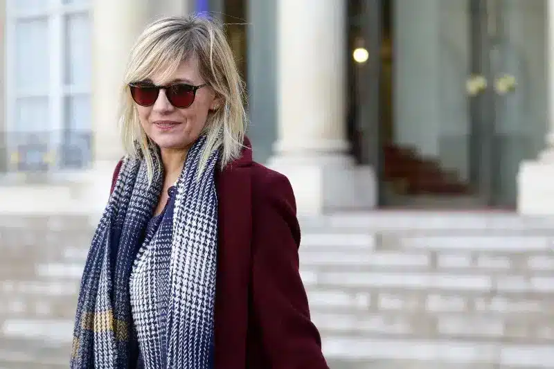 découvrez l'élégance de l'écharpe de beauté présentée par flavie. un accessoire incontournable pour parfaire votre style et ajouter une touche de chic à toutes vos tenues.