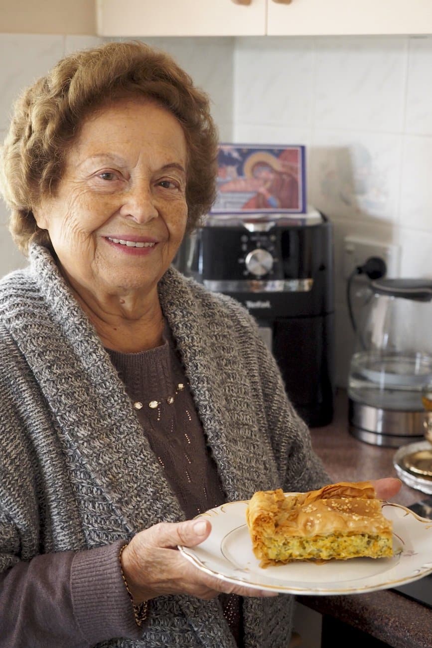 découvrez la délicieuse kolokithopita, une spécialité grecque à base de courgettes et de feuilleté croustillant, parfaite en entrée ou en plat principal. laissez-vous séduire par ses saveurs méditerranéennes authentiques et apprenez à la préparer facilement chez vous.