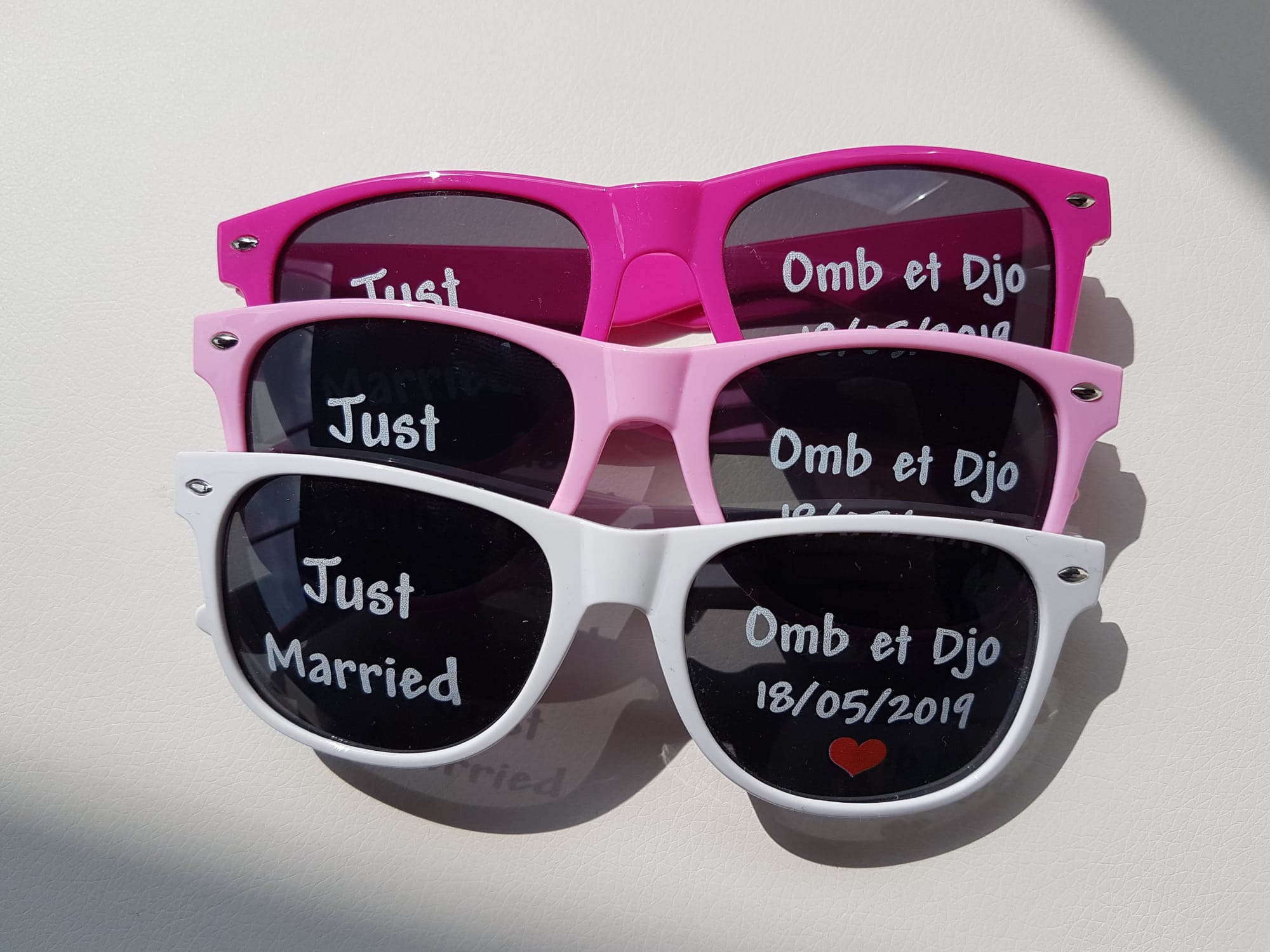 découvrez notre collection élégante de lunettes de soleil pour mariage. protégez vos yeux tout en ajoutant une touche de style à votre tenue nuptiale. parfaites pour les mariés et les invités, nos lunettes allient confort et esthétique pour célébrer ce jour spécial en toute beauté.