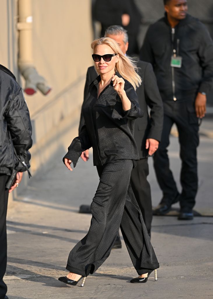 découvrez comment adopter le style emblématique de pamela anderson, alliant glamour et allure décontractée. inspiration mode, conseils vestimentaires et astuces beauté pour incarner la star des années 90 avec audace et élégance.